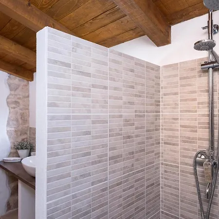 Lovely In Stari Grad Holiday home